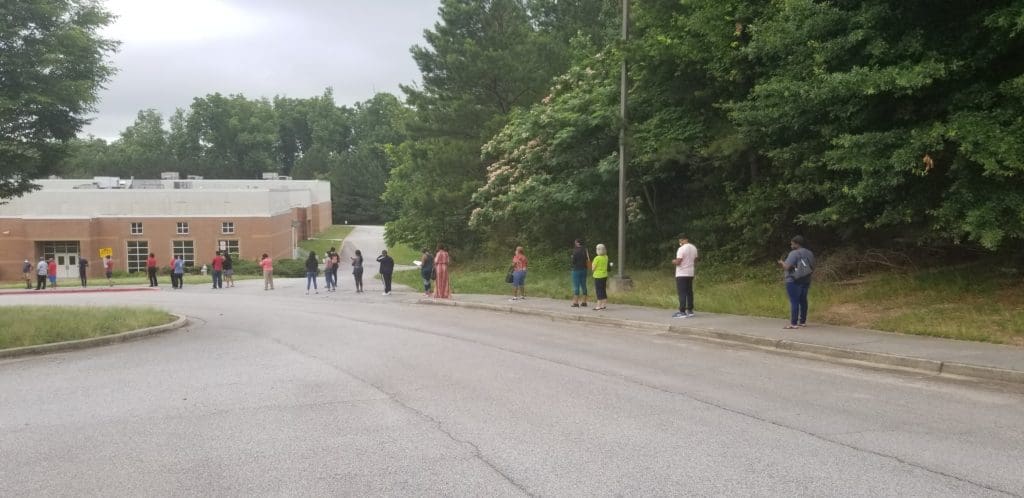 Line at Lindley Middle School voting site (photo by Larry Felton Johnson)