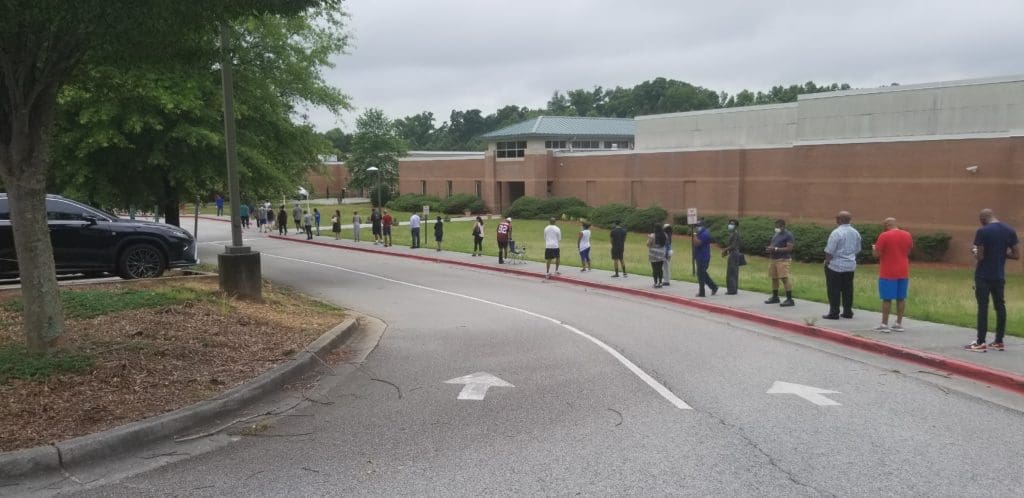 Line at Lindley Middle School voting site (photo by Larry Felton Johnson)