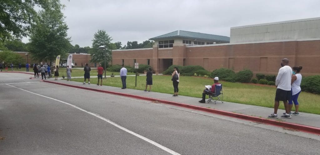 Line at Lindley Middle School voting site (photo by Larry Felton Johnson)