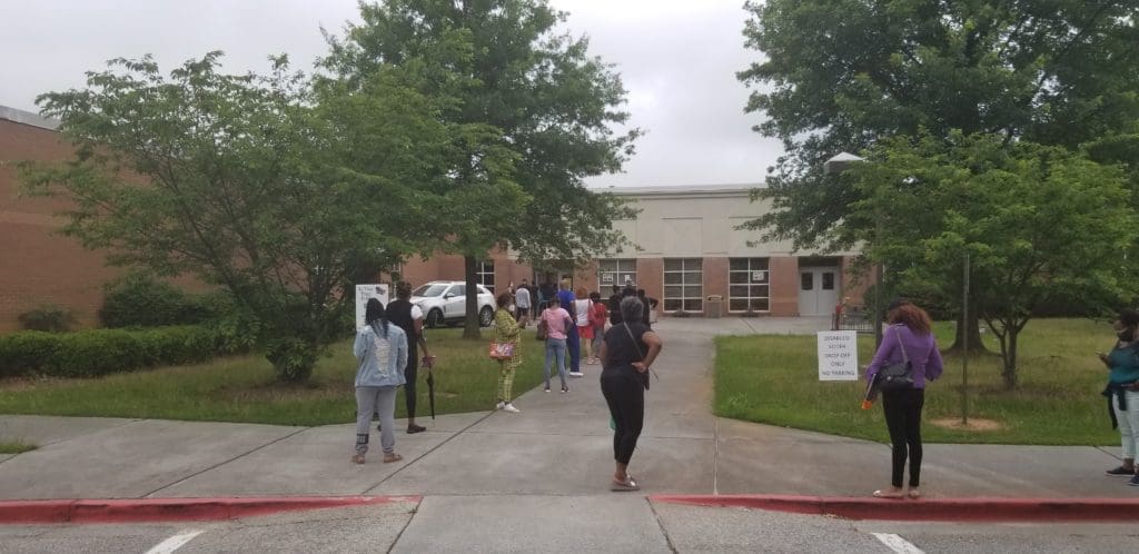 Line at Lindley Middle School voting site (photo by Larry Felton Johnson)